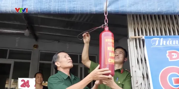 Mô hình kẻng báo cháy tái chế từ bình cứu hỏa - Ảnh 3. Mô hình kẻng báo cháy tái chế từ bình cứu hỏa - Ảnh 3.