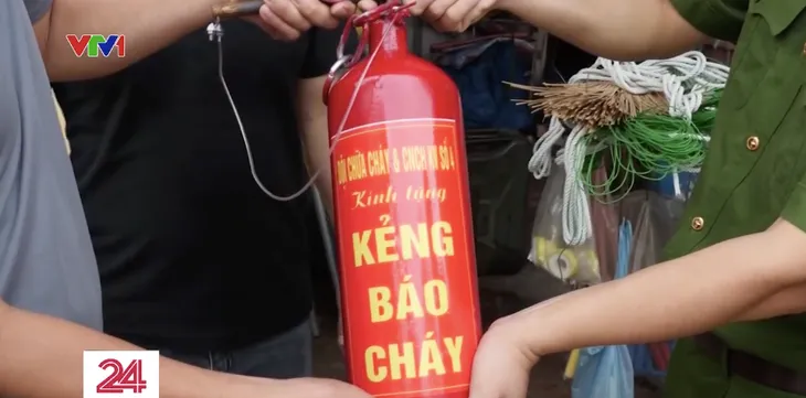 Mô hình kẻng báo cháy tái chế từ bình cứu hỏa - Ảnh 4. Mô hình kẻng báo cháy tái chế từ bình cứu hỏa - Ảnh 4.