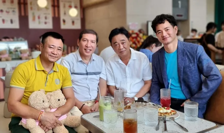 Sao Việt ngày 25/6: Xuân Bắc hội ngộ gia đình Táo, NS Công Lý ngồi xe lăn dạo phố ở Nhật - Ảnh 3. Sao Việt ngày 25/6: Xuân Bắc hội ngộ gia đình Táo, NS Công Lý ngồi xe lăn dạo phố ở Nhật - Ảnh 3.