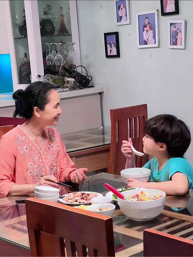 Hậu trường Gia đình mình vui bất thình lình: Khả Ngân tựa vai Thanh Sơn cực tình cảm - Ảnh 8. Hậu trường Gia đình mình vui bất thình lình: Khả Ngân tựa vai Thanh Sơn cực tình cảm - Ảnh 8.