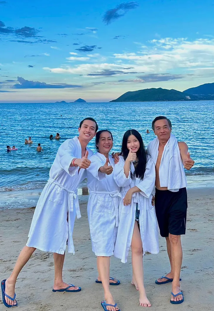 Diễn viên Việt tuần qua: Lan Phương lột xác, Huyền Lizzie khoe lưng trần ngắm pháo hoa - Ảnh 10. Diễn viên Việt tuần qua: Lan Phương lột xác, Huyền Lizzie khoe lưng trần ngắm pháo hoa - Ảnh 10.