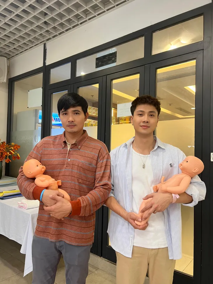 Hậu trường Gia đình mình vui bất thình lình: Khả Ngân tựa vai Thanh Sơn cực tình cảm - Ảnh 6. Hậu trường Gia đình mình vui bất thình lình: Khả Ngân tựa vai Thanh Sơn cực tình cảm - Ảnh 6.