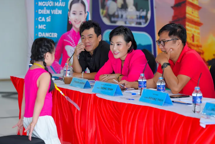 Diễn viên Thanh Hương đọ dáng với Á hậu Hoàng Thùy - Ảnh 2. Diễn viên Thanh Hương đọ dáng với Á hậu Hoàng Thùy - Ảnh 2.