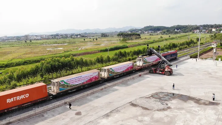 56 tấn vải thiều xuất khẩu chính ngạch bằng đường sắt - Ảnh 1. 56 tấn vải thiều xuất khẩu chính ngạch bằng đường sắt - Ảnh 1.