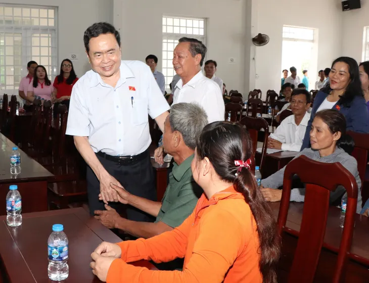 Trao 12 nhà đại đoàn kết cho hộ nghèo tại Hậu Giang - Ảnh 1. Trao 12 nhà đại đoàn kết cho hộ nghèo tại Hậu Giang - Ảnh 1.