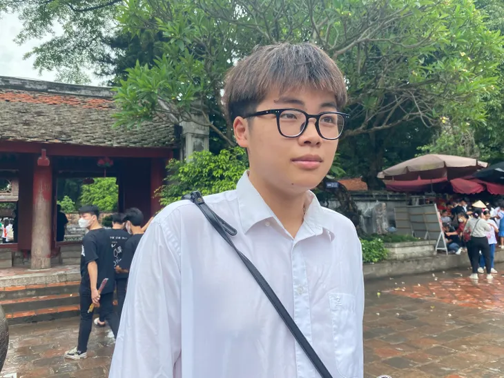Kỳ thi tốt nghiệp THPT: Đi cầu may, sĩ tử tiết lộ bí quyết sẵn sàng vượt vũ môn - Ảnh 12. Kỳ thi tốt nghiệp THPT: Đi cầu may, sĩ tử tiết lộ bí quyết sẵn sàng vượt vũ môn - Ảnh 12.