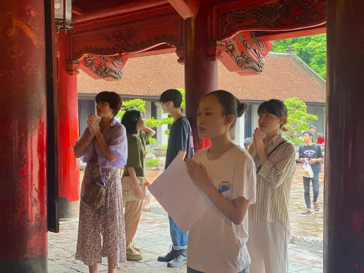 Kỳ thi tốt nghiệp THPT: Đi cầu may, sĩ tử tiết lộ bí quyết sẵn sàng vượt vũ môn - Ảnh 8. Kỳ thi tốt nghiệp THPT: Đi cầu may, sĩ tử tiết lộ bí quyết sẵn sàng vượt vũ môn - Ảnh 8.