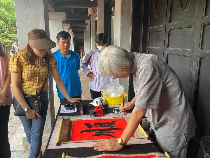 Kỳ thi tốt nghiệp THPT: Đi cầu may, sĩ tử tiết lộ bí quyết sẵn sàng vượt vũ môn - Ảnh 6. Kỳ thi tốt nghiệp THPT: Đi cầu may, sĩ tử tiết lộ bí quyết sẵn sàng vượt vũ môn - Ảnh 6.