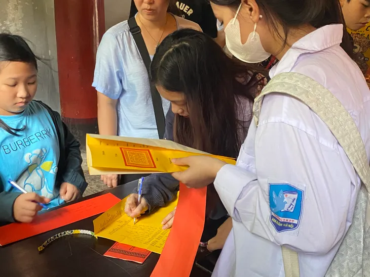 Kỳ thi tốt nghiệp THPT: Đi cầu may, sĩ tử tiết lộ bí quyết sẵn sàng vượt vũ môn - Ảnh 5. Kỳ thi tốt nghiệp THPT: Đi cầu may, sĩ tử tiết lộ bí quyết sẵn sàng vượt vũ môn - Ảnh 5.