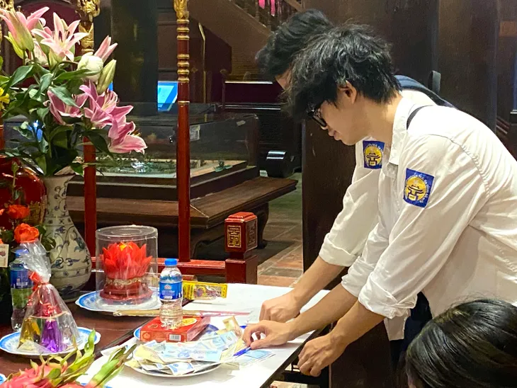 Kỳ thi tốt nghiệp THPT: Đi cầu may, sĩ tử tiết lộ bí quyết sẵn sàng vượt vũ môn - Ảnh 4. Kỳ thi tốt nghiệp THPT: Đi cầu may, sĩ tử tiết lộ bí quyết sẵn sàng vượt vũ môn - Ảnh 4.