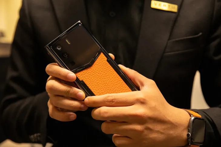 Vì sao giới trẻ Việt ngày càng chuộng Vertu chính hãng? - Ảnh 1. Vì sao giới trẻ Việt ngày càng chuộng Vertu chính hãng? - Ảnh 1.