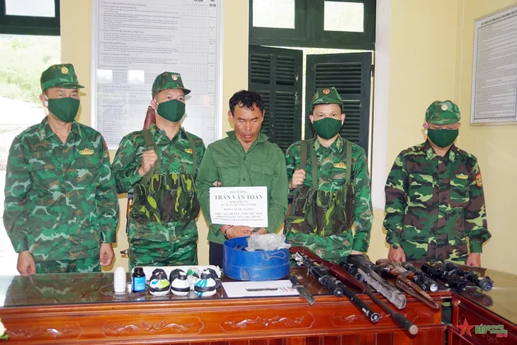 Bắt vụ tàng trữ thuốc nổ và vũ khí trái phép - Ảnh 1. Bắt vụ tàng trữ thuốc nổ và vũ khí trái phép - Ảnh 1.