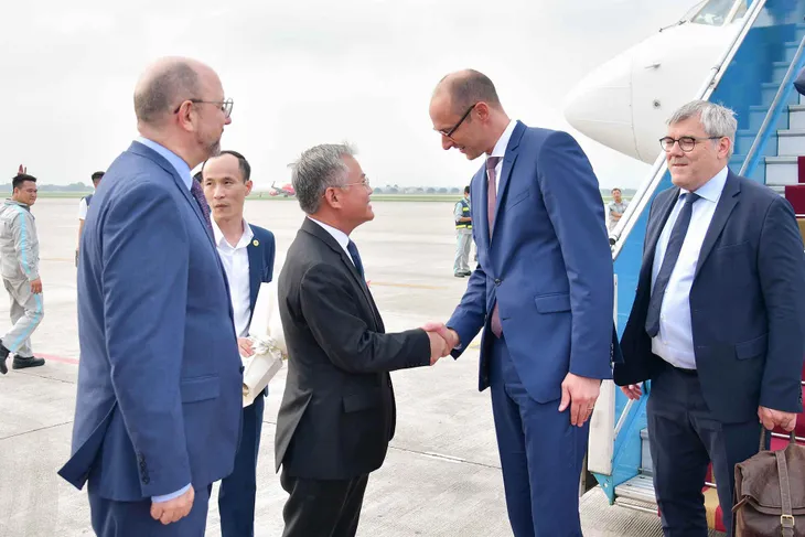 Chủ tịch Hội đồng Quốc gia Thụy Sĩ bắt đầu thăm chính thức Việt Nam - Ảnh 2. Chủ tịch Hội đồng Quốc gia Thụy Sĩ bắt đầu thăm chính thức Việt Nam - Ảnh 2.
