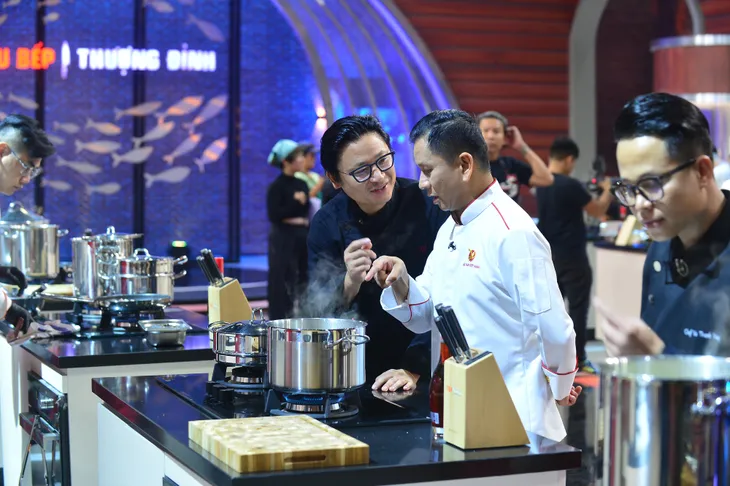 Top Chef Việt Nam 2023 - Tập 3: Thử thách nấu món phở ăn không dùng đũa, 2 đầu bếp gói dao ra về - Ảnh 7. Top Chef Việt Nam 2023 - Tập 3: Thử thách nấu món phở ăn không dùng đũa, 2 đầu bếp gói dao ra về - Ảnh 7.