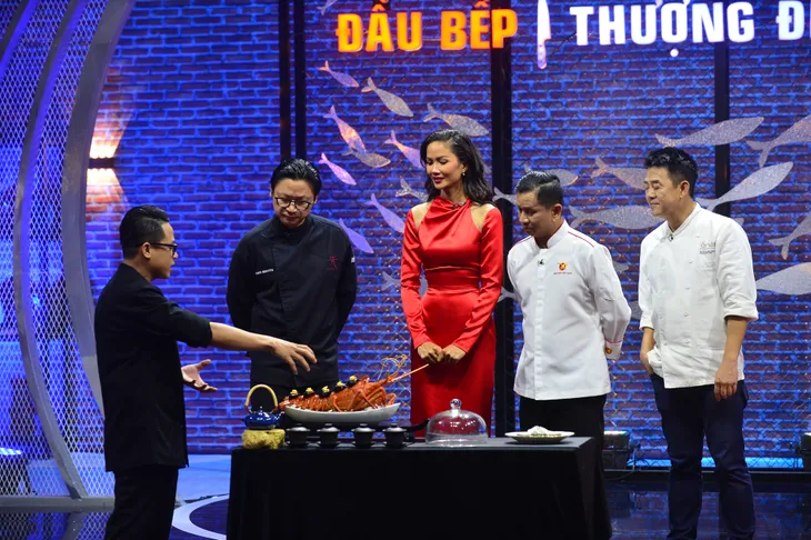 Top Chef Việt Nam 2023 - Tập 3: Thử thách nấu món phở ăn không dùng đũa, 2 đầu bếp gói dao ra về - Ảnh 11. Top Chef Việt Nam 2023 - Tập 3: Thử thách nấu món phở ăn không dùng đũa, 2 đầu bếp gói dao ra về - Ảnh 11.