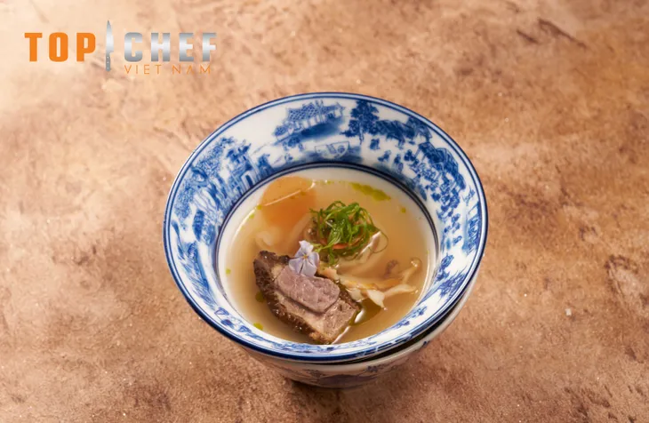 Top Chef Việt Nam 2023 - Tập 3: Thử thách nấu món phở ăn không dùng đũa, 2 đầu bếp gói dao ra về - Ảnh 6. Top Chef Việt Nam 2023 - Tập 3: Thử thách nấu món phở ăn không dùng đũa, 2 đầu bếp gói dao ra về - Ảnh 6.