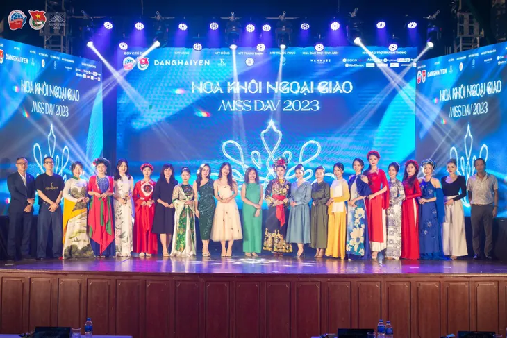 Thí sinh Hoa khôi Ngoại giao khoe tài năng trong đêm Bán kết - Ảnh 1. Thí sinh Hoa khôi Ngoại giao khoe tài năng trong đêm Bán kết - Ảnh 1.