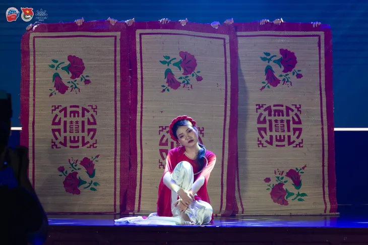 Thí sinh Hoa khôi Ngoại giao khoe tài năng trong đêm Bán kết - Ảnh 2. Thí sinh Hoa khôi Ngoại giao khoe tài năng trong đêm Bán kết - Ảnh 2.