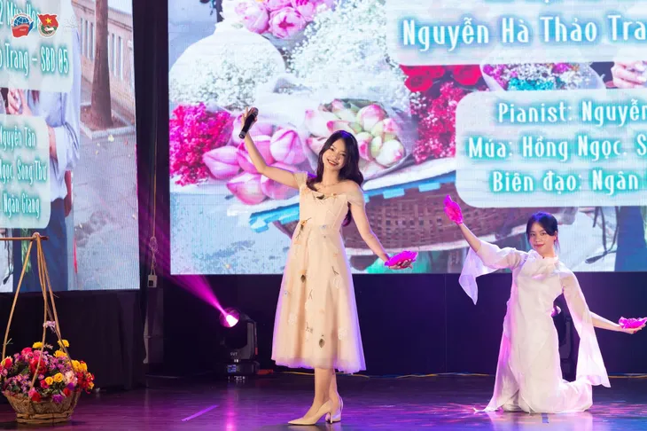 Thí sinh Hoa khôi Ngoại giao khoe tài năng trong đêm Bán kết - Ảnh 6. Thí sinh Hoa khôi Ngoại giao khoe tài năng trong đêm Bán kết - Ảnh 6.