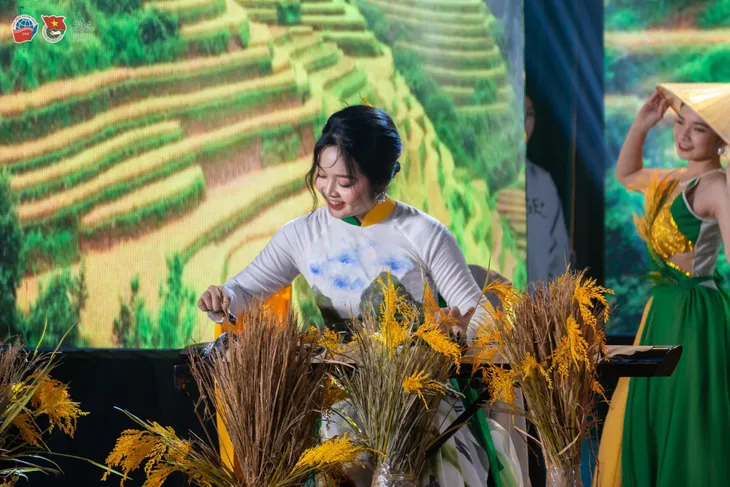 Thí sinh Hoa khôi Ngoại giao khoe tài năng trong đêm Bán kết - Ảnh 7. Thí sinh Hoa khôi Ngoại giao khoe tài năng trong đêm Bán kết - Ảnh 7.