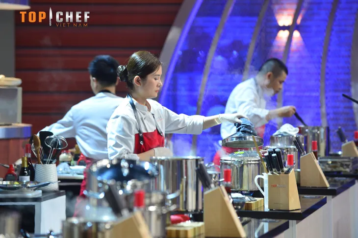 Top Chef Việt Nam 2023 - Tập 3: Thử thách nấu món phở ăn không dùng đũa, 2 đầu bếp gói dao ra về - Ảnh 4. Top Chef Việt Nam 2023 - Tập 3: Thử thách nấu món phở ăn không dùng đũa, 2 đầu bếp gói dao ra về - Ảnh 4.