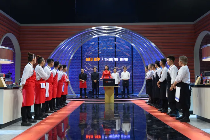 Top Chef Việt Nam 2023 - Tập 3: Thử thách nấu món phở ăn không dùng đũa, 2 đầu bếp gói dao ra về - Ảnh 2. Top Chef Việt Nam 2023 - Tập 3: Thử thách nấu món phở ăn không dùng đũa, 2 đầu bếp gói dao ra về - Ảnh 2.