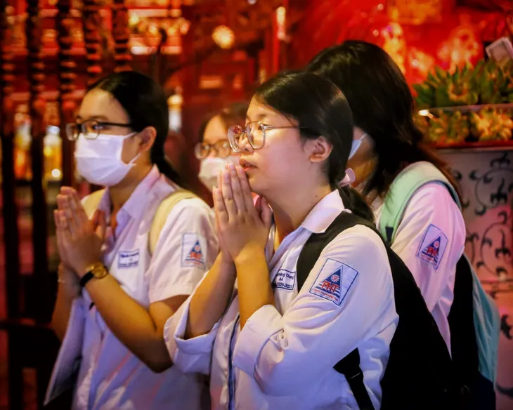 Sĩ tử Hà Nội đến Văn Miếu cầu may mắn trước ngày thi tốt nghiệp THPT 2023 - Ảnh 6. Sĩ tử Hà Nội đến Văn Miếu cầu may mắn trước ngày thi tốt nghiệp THPT 2023 - Ảnh 6.