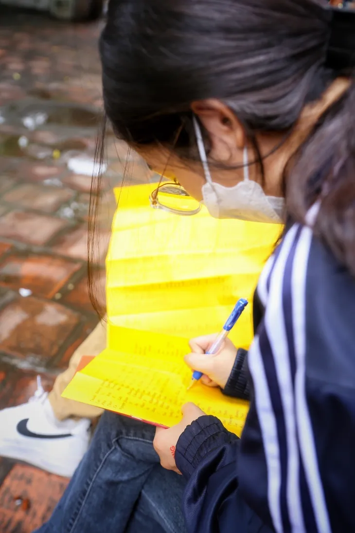 Sĩ tử Hà Nội đến Văn Miếu cầu may mắn trước ngày thi tốt nghiệp THPT 2023 - Ảnh 5. Sĩ tử Hà Nội đến Văn Miếu cầu may mắn trước ngày thi tốt nghiệp THPT 2023 - Ảnh 5.