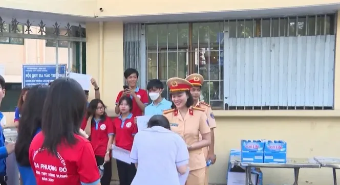 Công an phân luồng, phát nước trong kỳ thi tốt nghiệp THPT 2023 - Ảnh 1. Công an phân luồng, phát nước trong kỳ thi tốt nghiệp THPT 2023 - Ảnh 1.