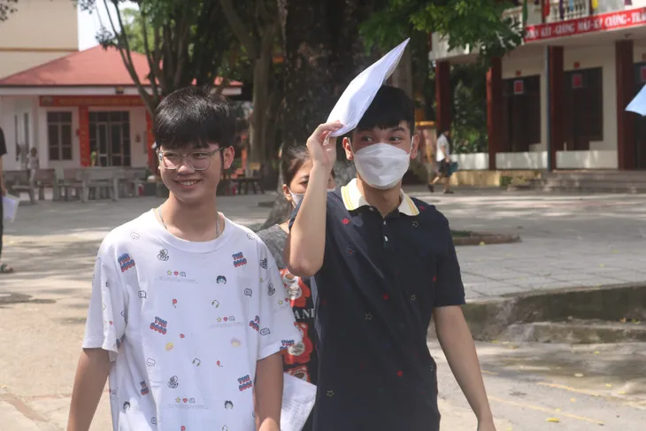 Thi ngữ văn tốt nghiệp THPT 2023: Nhiều thí sinh chưa hài lòng, có em bật khóc - Ảnh 2. Thi ngữ văn tốt nghiệp THPT 2023: Nhiều thí sinh chưa hài lòng, có em bật khóc - Ảnh 2.