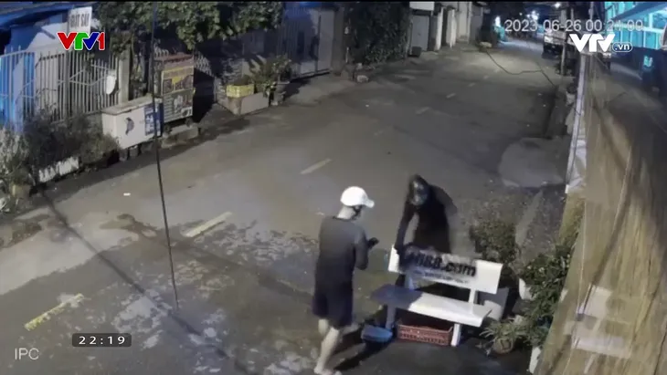 Tràn lan quảng cáo cá độ, cờ bạc ngoài đường, trên mạng xã hội - Ảnh 1. Tràn lan quảng cáo cá độ, cờ bạc ngoài đường, trên mạng xã hội - Ảnh 1.