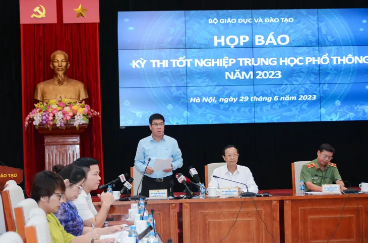 Vụ lộ đề thi Ngữ văn và Toán: Cơ quan công an xem xét xử lý hình sự hay hành chính - Ảnh 1. Vụ lộ đề thi Ngữ văn và Toán: Cơ quan công an xem xét xử lý hình sự hay hành chính - Ảnh 1.