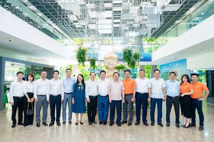 Bí thư Thành ủy Hà Nội và Bộ trưởng Bộ Khoa học Công nghệ thăm và làm việc tại Tập đoàn FPT - Ảnh 1. Bí thư Thành ủy Hà Nội và Bộ trưởng Bộ Khoa học Công nghệ thăm và làm việc tại Tập đoàn FPT - Ảnh 1.