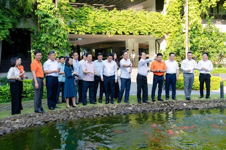 Bí thư Thành ủy Hà Nội và Bộ trưởng Bộ Khoa học Công nghệ thăm và làm việc tại Tập đoàn FPT - Ảnh 2. Bí thư Thành ủy Hà Nội và Bộ trưởng Bộ Khoa học Công nghệ thăm và làm việc tại Tập đoàn FPT - Ảnh 2.