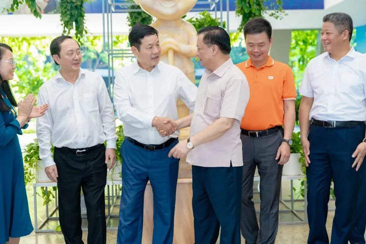 Bí thư Thành ủy Hà Nội và Bộ trưởng Bộ Khoa học Công nghệ thăm và làm việc tại Tập đoàn FPT - Ảnh 3. Bí thư Thành ủy Hà Nội và Bộ trưởng Bộ Khoa học Công nghệ thăm và làm việc tại Tập đoàn FPT - Ảnh 3.
