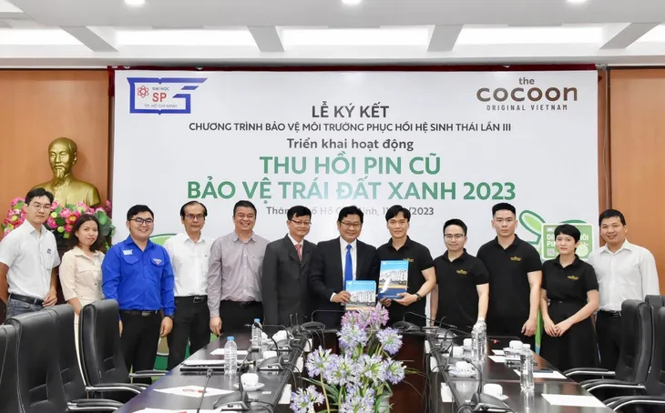 Cocoon và Trường ĐH Sư Phạm TP Hồ Chí Minh: Thu gom gần 7 tấn pin cũ bảo vệ môi trường - Ảnh 1. Cocoon và Trường ĐH Sư Phạm TP Hồ Chí Minh: Thu gom gần 7 tấn pin cũ bảo vệ môi trường - Ảnh 1.