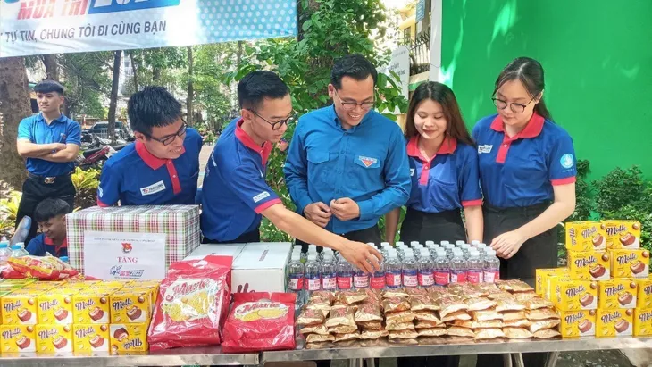 Vui và hạnh phúc khoác lên màu áo xanh tình nguyện ‘tiếp sức’ thí sinh - Ảnh 2. Vui và hạnh phúc khoác lên màu áo xanh tình nguyện ‘tiếp sức’ thí sinh - Ảnh 2.