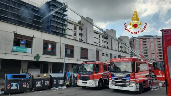 Cháy tòa nhà đang cải tạo ở Italy, 1 người thiệt mạng, nhiều người bị thương - Ảnh 2. Cháy tòa nhà đang cải tạo ở Italy, 1 người thiệt mạng, nhiều người bị thương - Ảnh 2.
