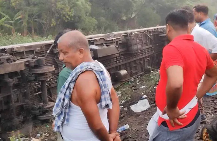 Gần 290 người chết trong vụ tai nạn tàu hỏa tồi tệ nhất 20 năm qua ở Ấn Độ - Ảnh 2. Gần 290 người chết trong vụ tai nạn tàu hỏa tồi tệ nhất 20 năm qua ở Ấn Độ - Ảnh 2.