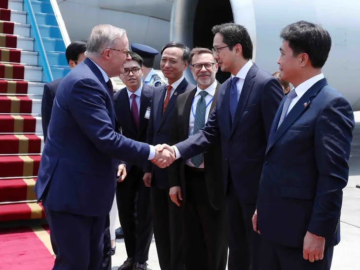 Thủ tướng Australia Anthony Albanese đến Hà Nội, bắt đầu thăm chính thức Việt Nam - Ảnh 2. Thủ tướng Australia Anthony Albanese đến Hà Nội, bắt đầu thăm chính thức Việt Nam - Ảnh 2.