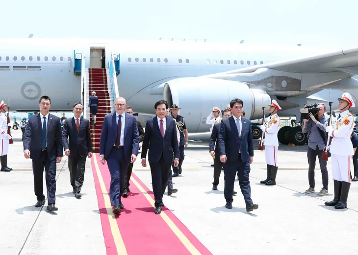 Thủ tướng Australia Anthony Albanese đến Hà Nội, bắt đầu thăm chính thức Việt Nam - Ảnh 4. Thủ tướng Australia Anthony Albanese đến Hà Nội, bắt đầu thăm chính thức Việt Nam - Ảnh 4.