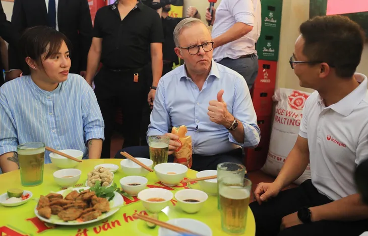 Thủ tướng Australia Anthony Albanese uống bia hơi, ăn bánh mì truyền thống Hà Nội - Ảnh 2. Thủ tướng Australia Anthony Albanese uống bia hơi, ăn bánh mì truyền thống Hà Nội - Ảnh 2.