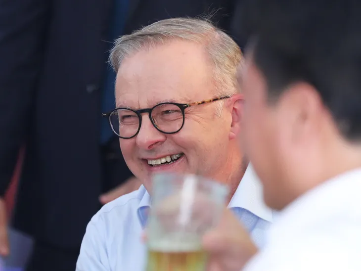 Thủ tướng Australia Anthony Albanese uống bia hơi, ăn bánh mì truyền thống Hà Nội - Ảnh 7. Thủ tướng Australia Anthony Albanese uống bia hơi, ăn bánh mì truyền thống Hà Nội - Ảnh 7.