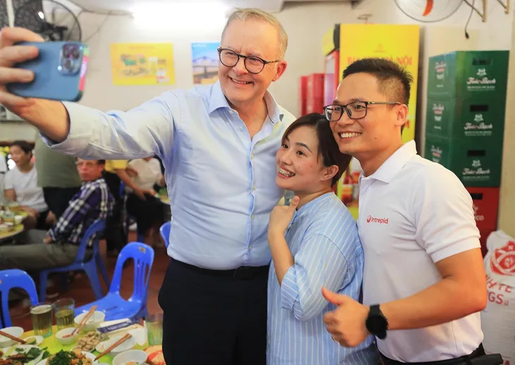 Thủ tướng Australia Anthony Albanese uống bia hơi, ăn bánh mì truyền thống Hà Nội - Ảnh 8. Thủ tướng Australia Anthony Albanese uống bia hơi, ăn bánh mì truyền thống Hà Nội - Ảnh 8.
