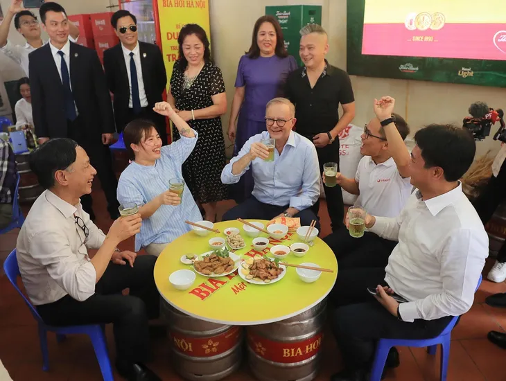 Thủ tướng Australia Anthony Albanese uống bia hơi, ăn bánh mì truyền thống Hà Nội - Ảnh 4. Thủ tướng Australia Anthony Albanese uống bia hơi, ăn bánh mì truyền thống Hà Nội - Ảnh 4.