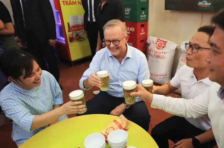 Thủ tướng Australia Anthony Albanese uống bia hơi, ăn bánh mì truyền thống Hà Nội - Ảnh 3. Thủ tướng Australia Anthony Albanese uống bia hơi, ăn bánh mì truyền thống Hà Nội - Ảnh 3.