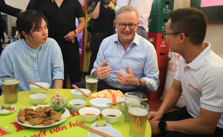 Thủ tướng Australia Anthony Albanese uống bia hơi, ăn bánh mì truyền thống Hà Nội - Ảnh 5. Thủ tướng Australia Anthony Albanese uống bia hơi, ăn bánh mì truyền thống Hà Nội - Ảnh 5.