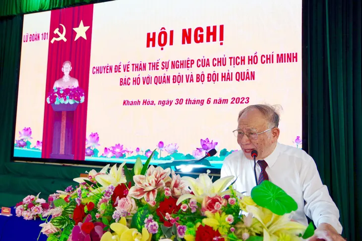 Chiến sĩ 101 Vùng 4 Hải quân lắng nghe những câu chuyện về Bác Hồ - Ảnh 2. Chiến sĩ 101 Vùng 4 Hải quân lắng nghe những câu chuyện về Bác Hồ - Ảnh 2.