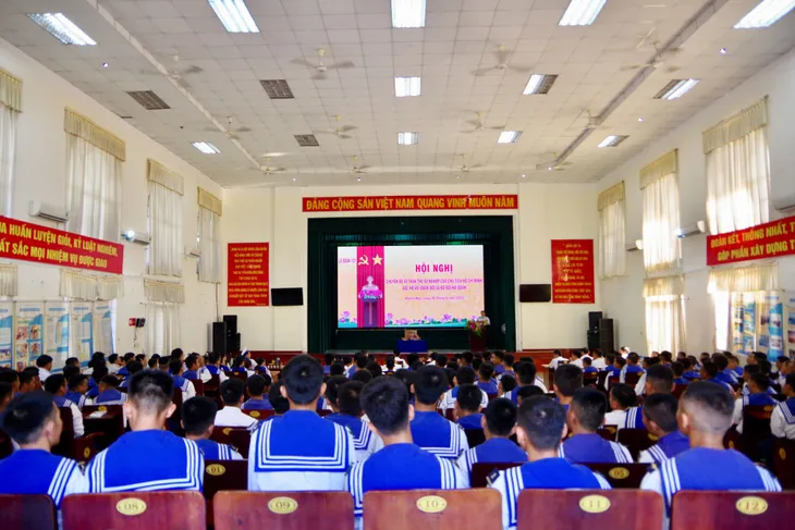 Chiến sĩ 101 Vùng 4 Hải quân lắng nghe những câu chuyện về Bác Hồ - Ảnh 1. Chiến sĩ 101 Vùng 4 Hải quân lắng nghe những câu chuyện về Bác Hồ - Ảnh 1.