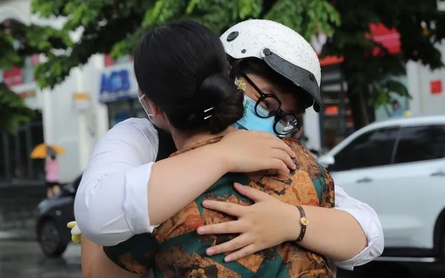 Thí sinh làm bài thi tốt nghiệp THPT không tốt, phụ huynh cần làm gì để giải tỏa áp lực cho con? - Ảnh 1. Thí sinh làm bài thi tốt nghiệp THPT không tốt, phụ huynh cần làm gì để giải tỏa áp lực cho con? - Ảnh 1.